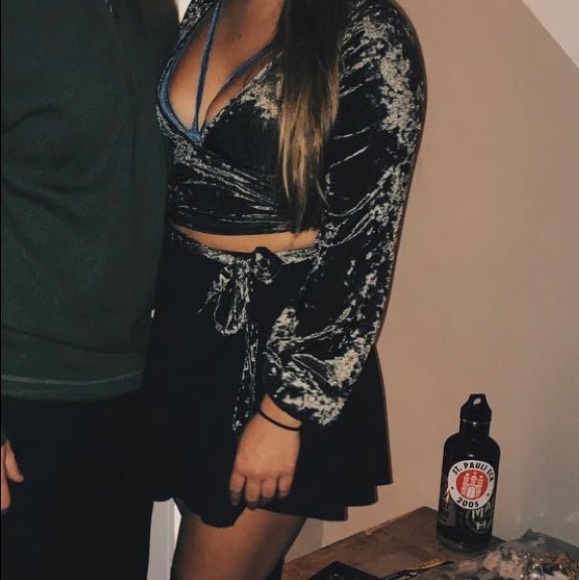 LF front tie velvet crop! - Picture 2 of 8